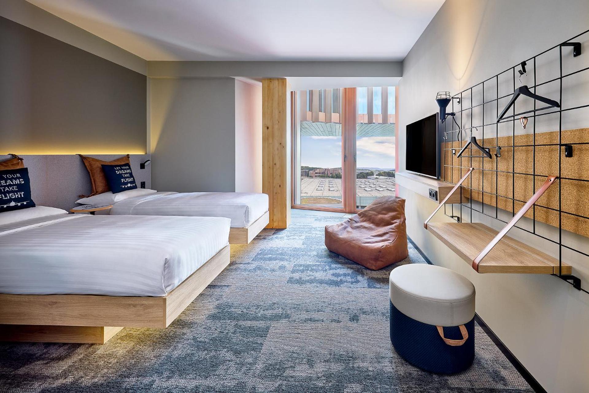 Hotel Moxy Luxembourg Airport Niederanven Exterior foto